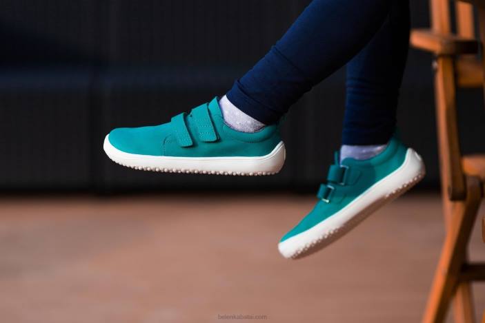 linksmi vaikai basomis kojomisBe Lenka HZVH203 vandens žalia