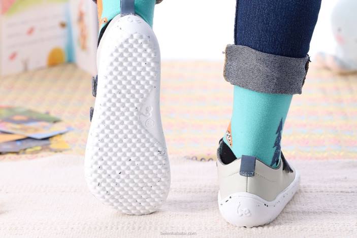 linksmi vaikai basomis kojomisBe Lenka HZVH208 pilka