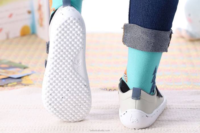 linksmi vaikai basomis kojomisBe Lenka HZVH210 juoda/žalia