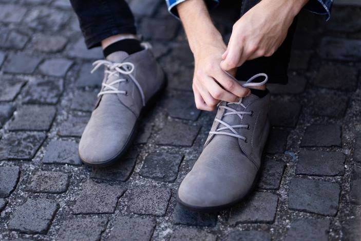 batai basomis kojomis – ikona vyrų Be Lenka HZVH68 akmenukų pilka